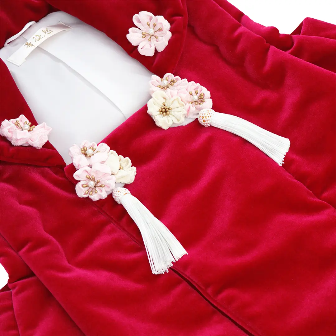 《華徒然》クリーム地に牡丹と吉祥文様、ベルベットの被布コートセット／七五三・三歳女の子 被布の質感