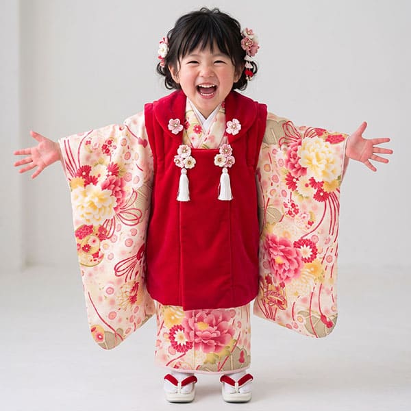 3歳女児お祝い着　被布セット　ベルベット被布　未使用品です。 華徒然》クリーム地に牡丹と吉祥文様、ベルベットの被布コートセット