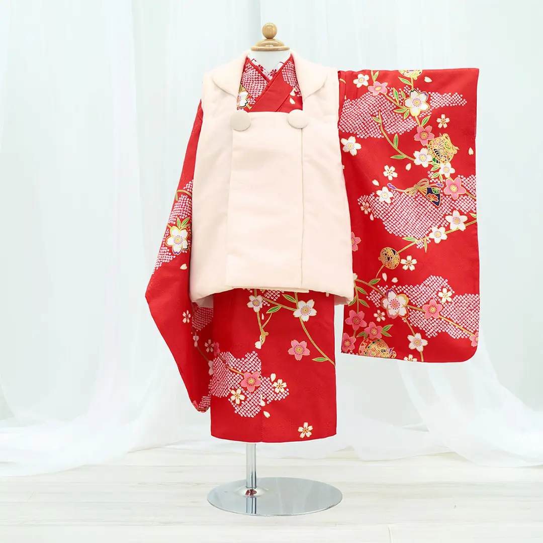 赤地に雲取と枝垂れ桜の着物、桜色の被布コートセット／七五三・三歳女の子／正面