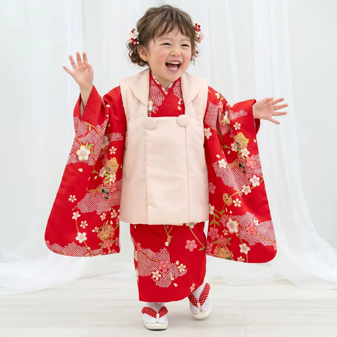 赤地に雲取と枝垂れ桜の着物、桜色の被布コートセット／七五三・三歳