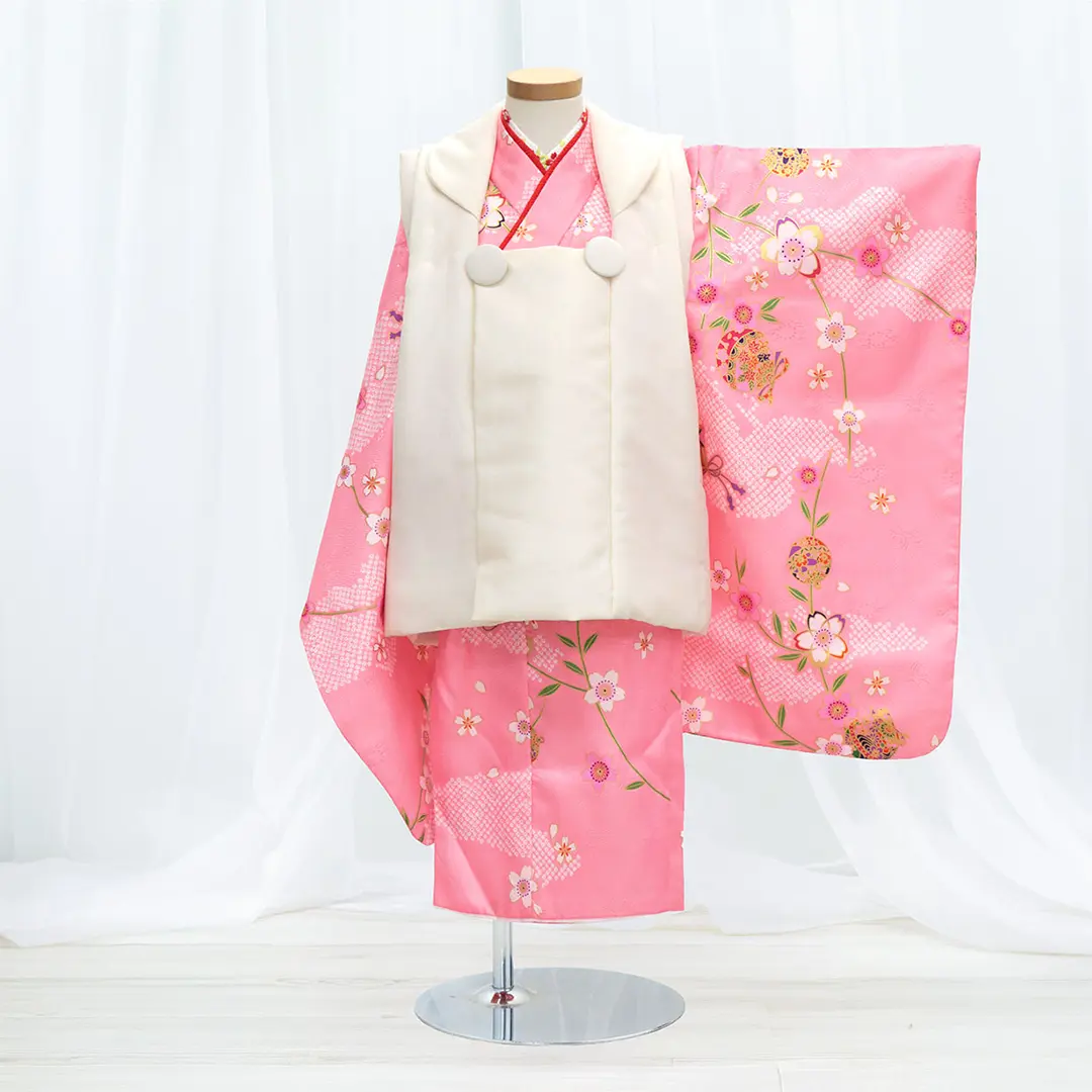 ピンク地に雲取と枝垂れ桜の着物、クリームの被布コートセット／七五三・三歳女の子／正面