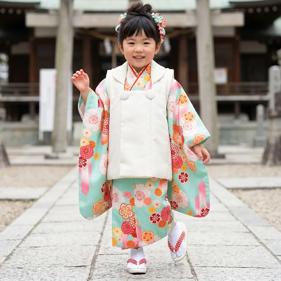 水色地に桜や菊梅と矢絣、クリームの被布コートセット／七五三・三歳女の子／着用イメージ