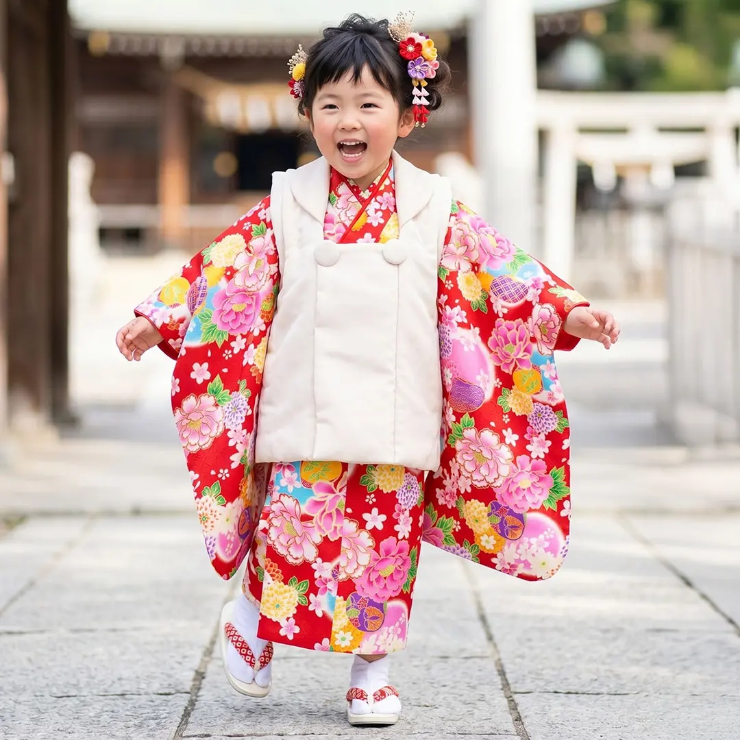 赤地に貝と花尽くしの着物、クリームの被布コートセット／七五三・三歳女の子／着用イメージ