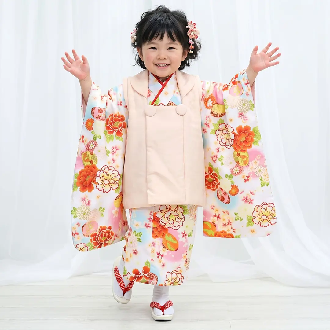 白地に花尽くしと貝合わせの着物、桜色の被布コートセット／七五三・三歳女の子／着用イメージ