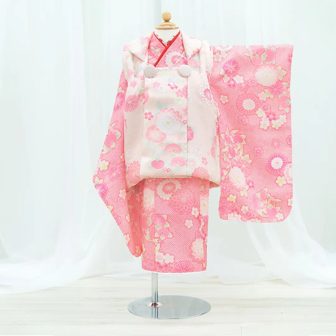 ピンクの疋田地に菊と桜、淡いピンクの被布コートセット／七五三・三歳女の子／正面