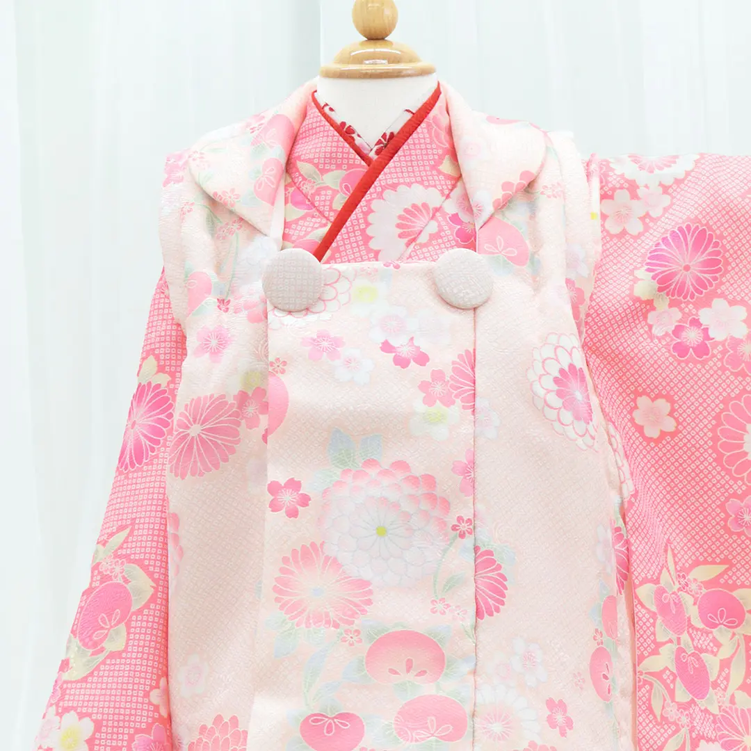 ピンクの疋田地に菊と桜、淡いピンクの被布コートセット／七五三・三歳女の子／被布詳細