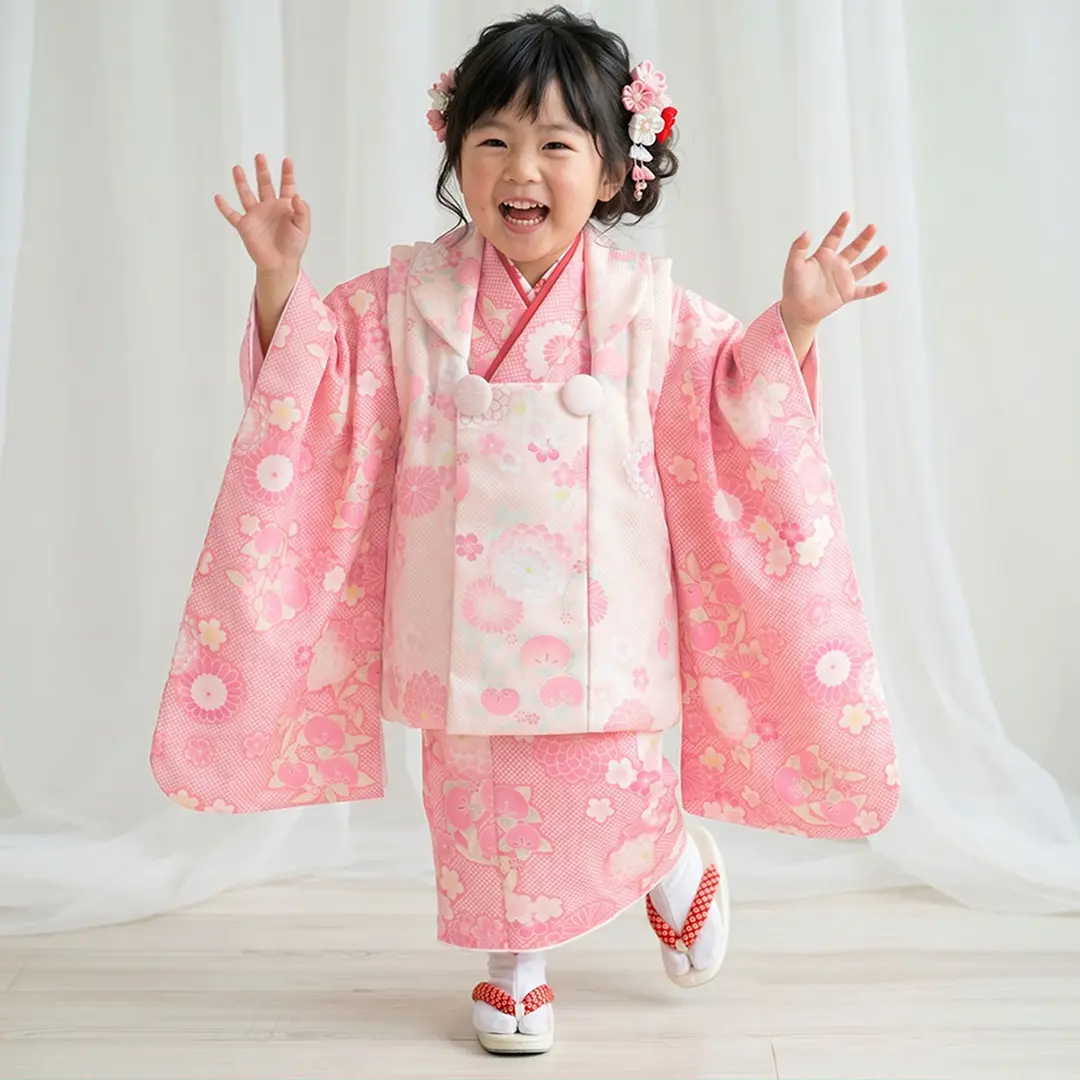 ピンクの疋田地に菊と桜、淡いピンクの被布コートセット／七五三・三歳女の子／着用イメージ