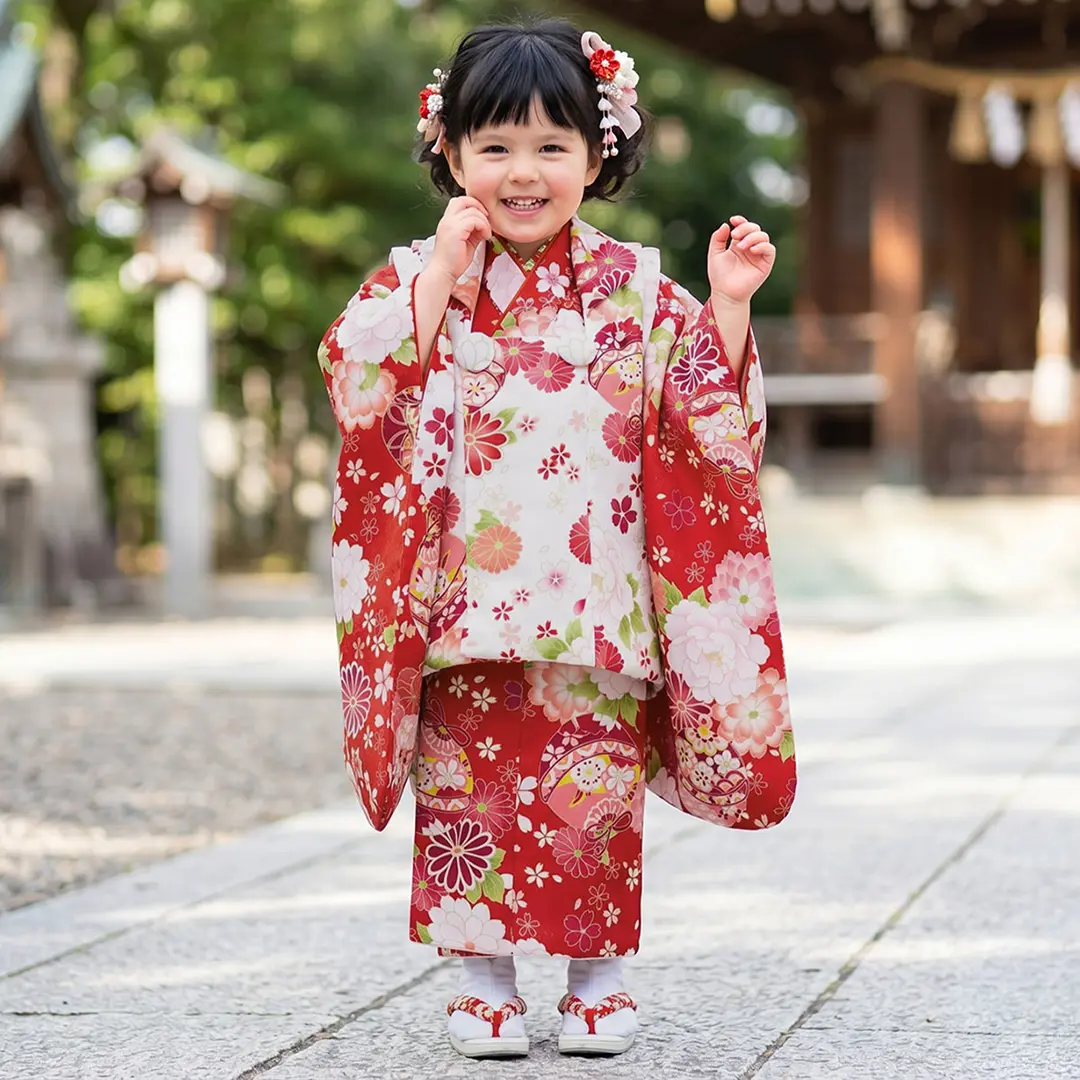 赤地に鞠・牡丹・菊、白の被布コートセット／七五三・三歳女の子／着用イメージ