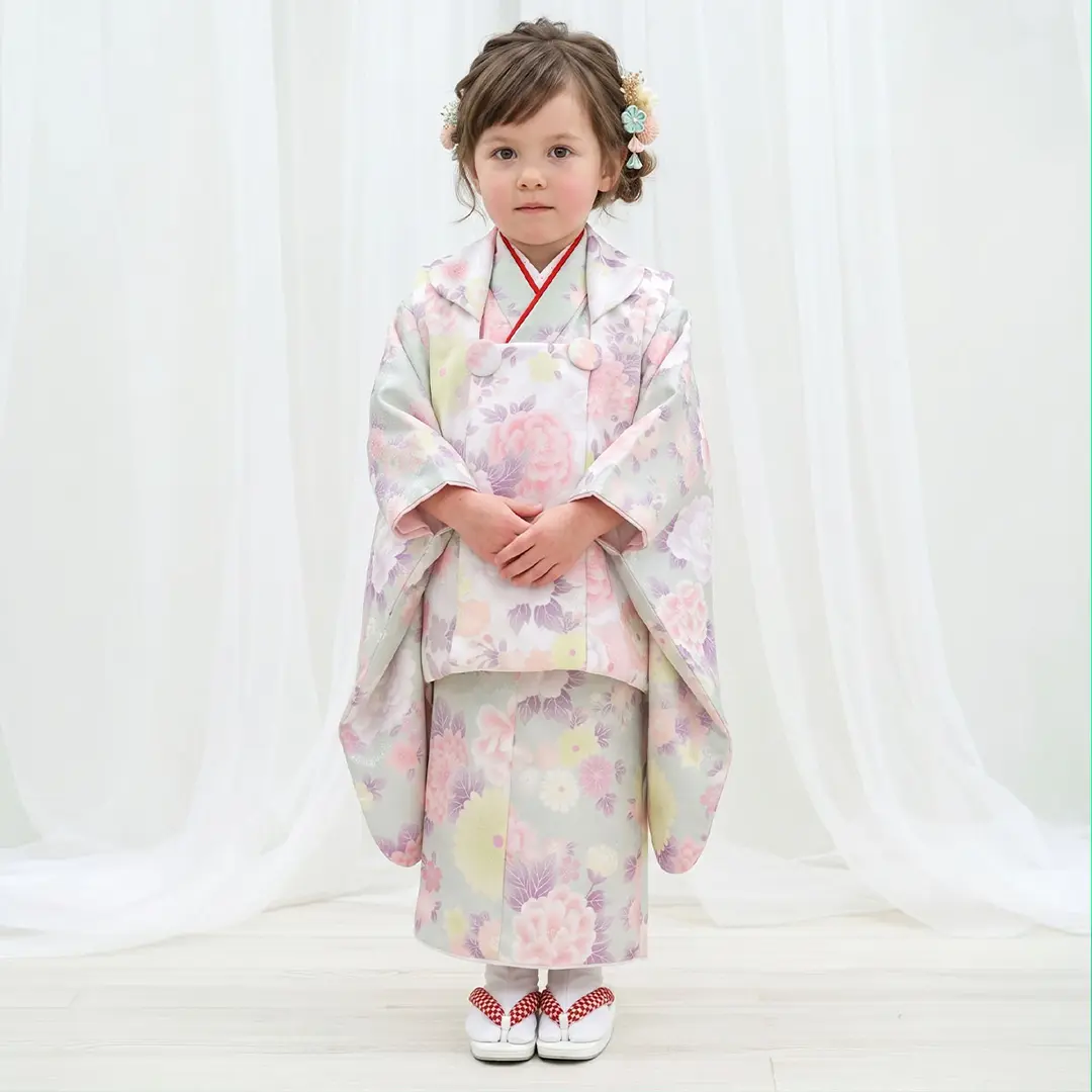 ミントグリーン地に大輪の牡丹と菊、白の被布コートセット／七五三・三歳女の子／着用イメージ