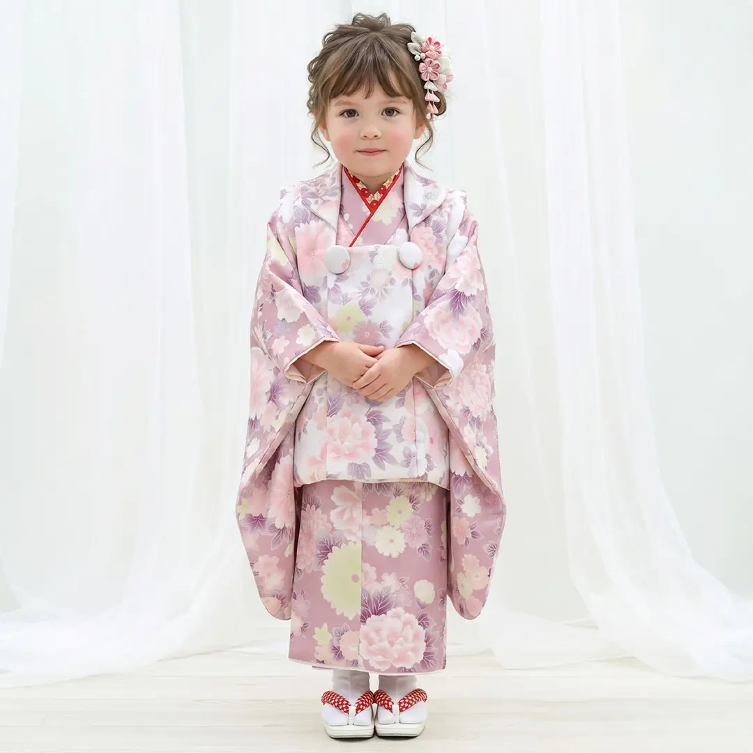 スモーキーピンク地に大輪の牡丹と菊、白の被布コートセット／七五三・三歳女の子／着用イメージ