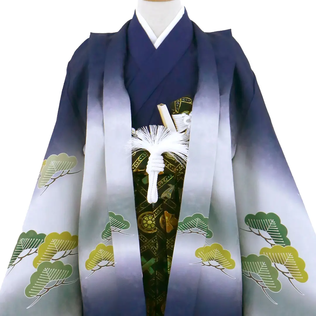 紺地に熨斗（のし）と松、黒の袴／七五三・五歳男の子・袴／衿元詳細
