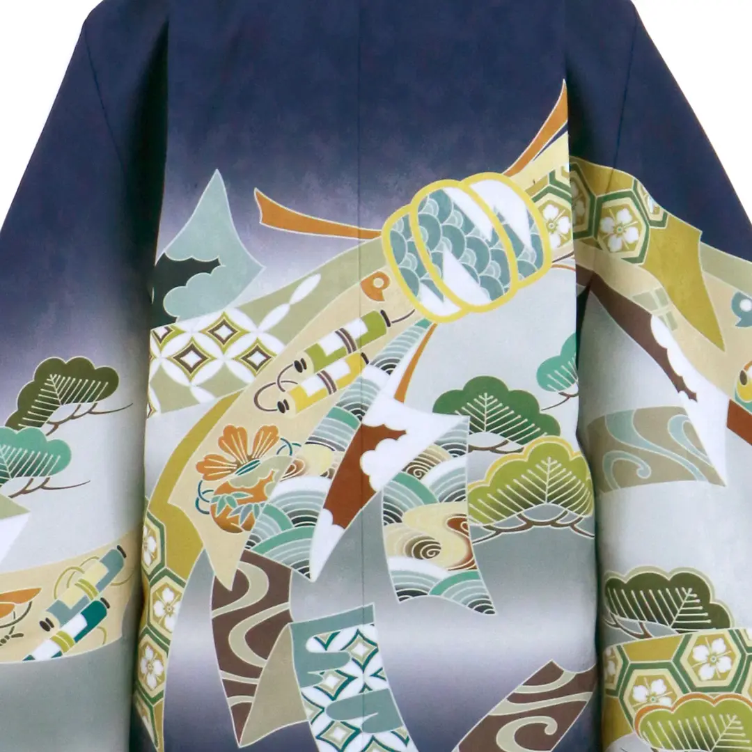 紺地に熨斗（のし）と松、黒の袴／七五三・五歳男の子・袴／背中の柄詳細