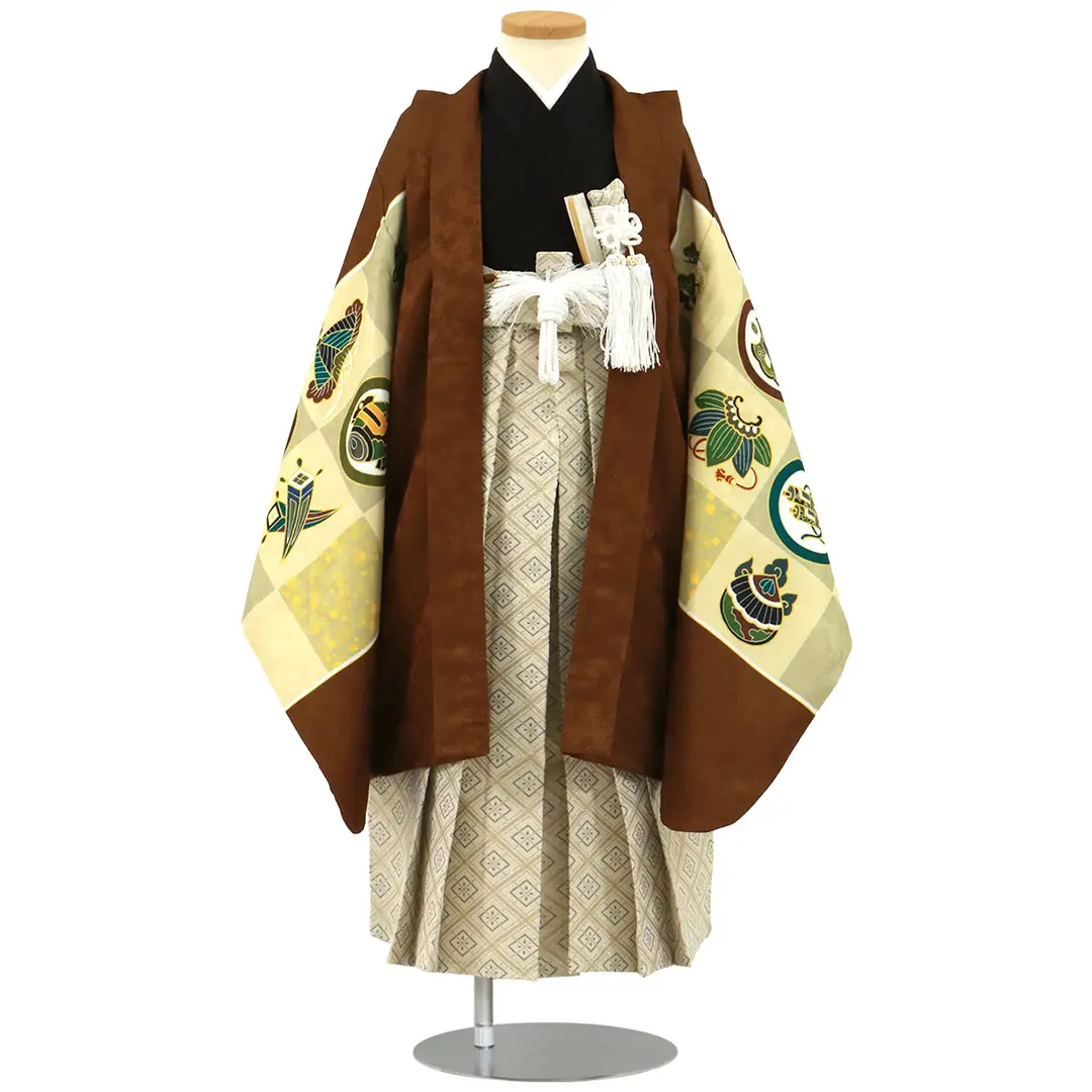 茶色地に市松模様の宝尽くし、白グレーの袴／七五三・五歳男の子・袴／正面