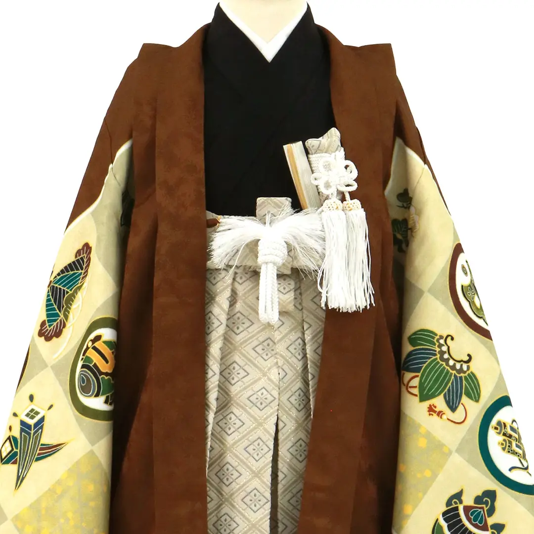 茶色地に市松模様の宝尽くし、白グレーの袴／七五三・五歳男の子・袴／衿元詳細