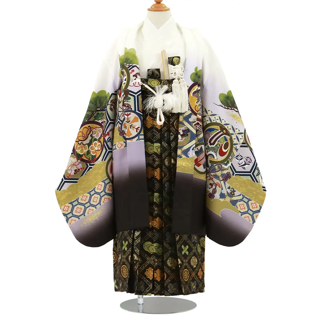 白地に兜と吉祥文、黒の袴／七五三・五歳男の子・袴／正面