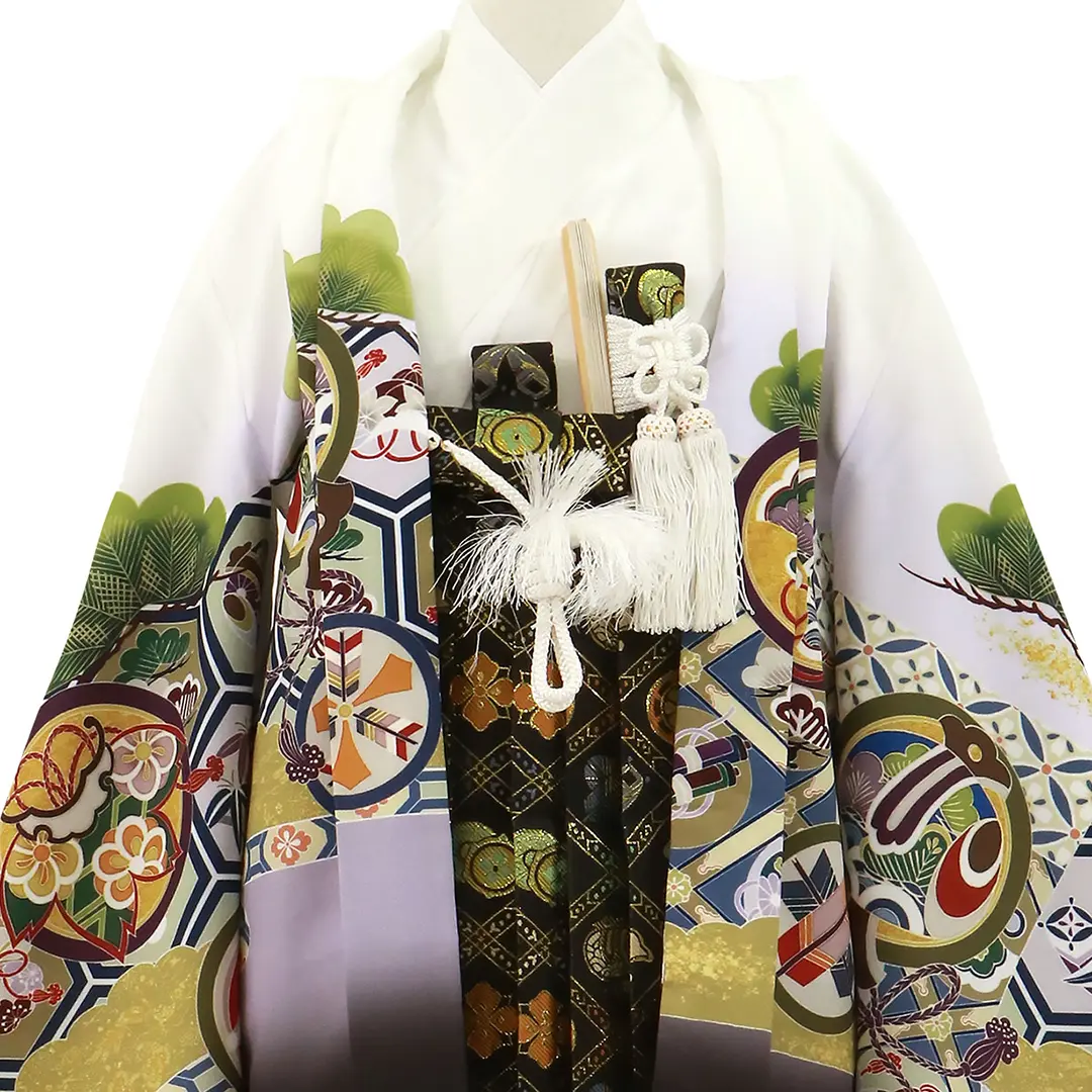 白地に兜と吉祥文、黒の袴／七五三・五歳男の子・袴／正面