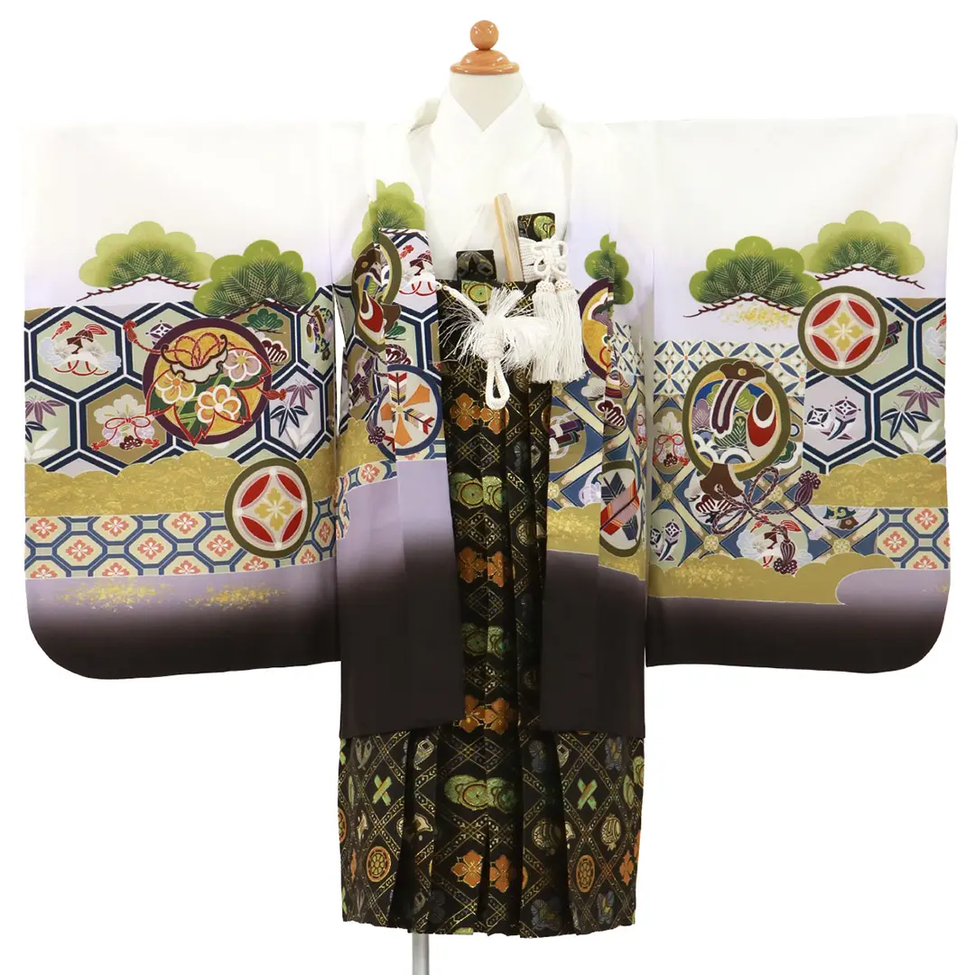 白地に兜と吉祥文、黒の袴／七五三・五歳男の子・袴／羽織の柄