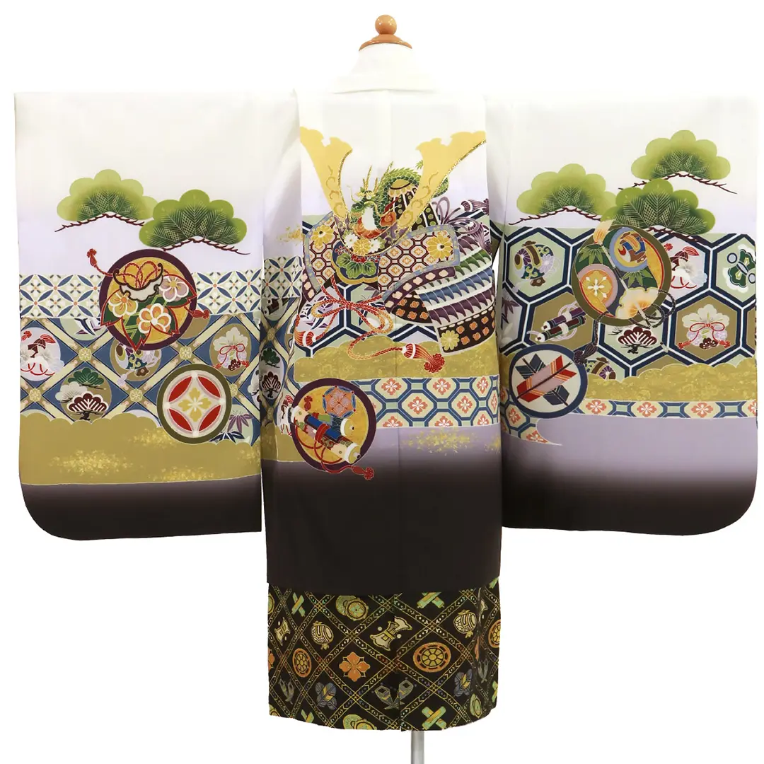 白地に兜と吉祥文、黒の袴／七五三・五歳男の子・袴／背中