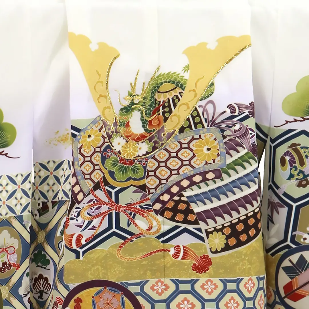 白地に兜と吉祥文、黒の袴／七五三・五歳男の子・袴／背中の柄詳細