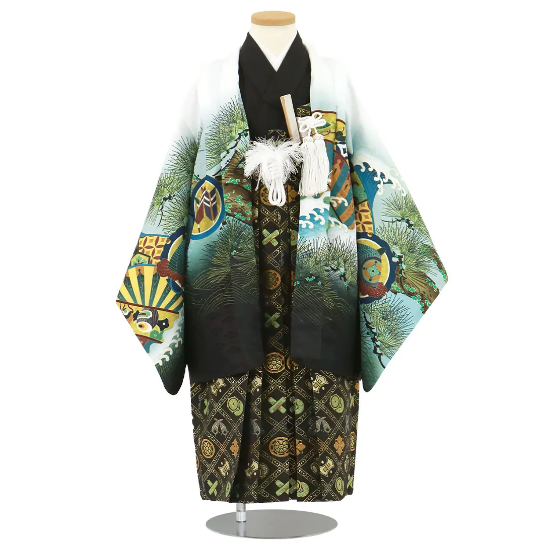 白地に兜と軍配に松、黒の袴／小さめサイズ／七五三・五歳男の子・袴／正面