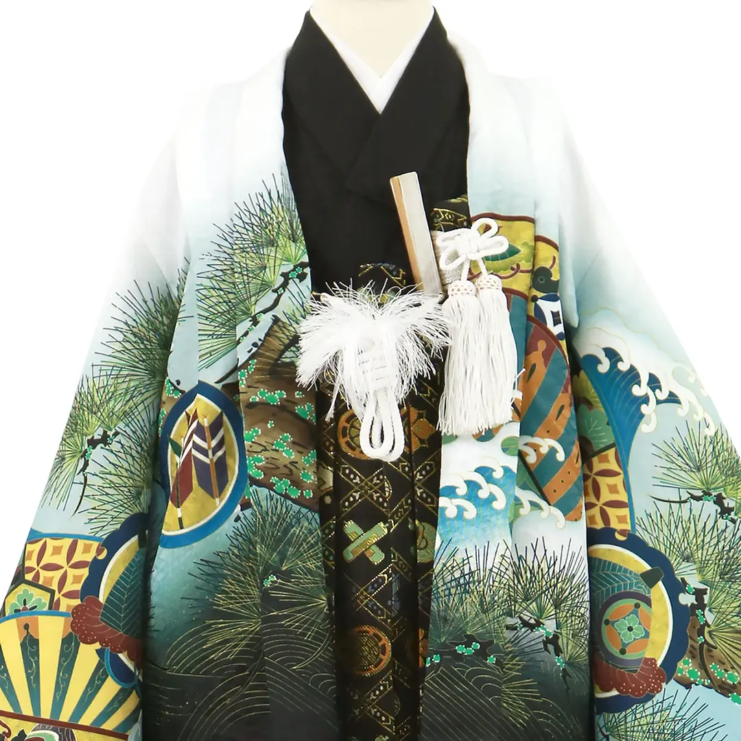 白地に兜と軍配に松、黒の袴／小さめサイズ／七五三・五歳男の子・袴／衿元詳細