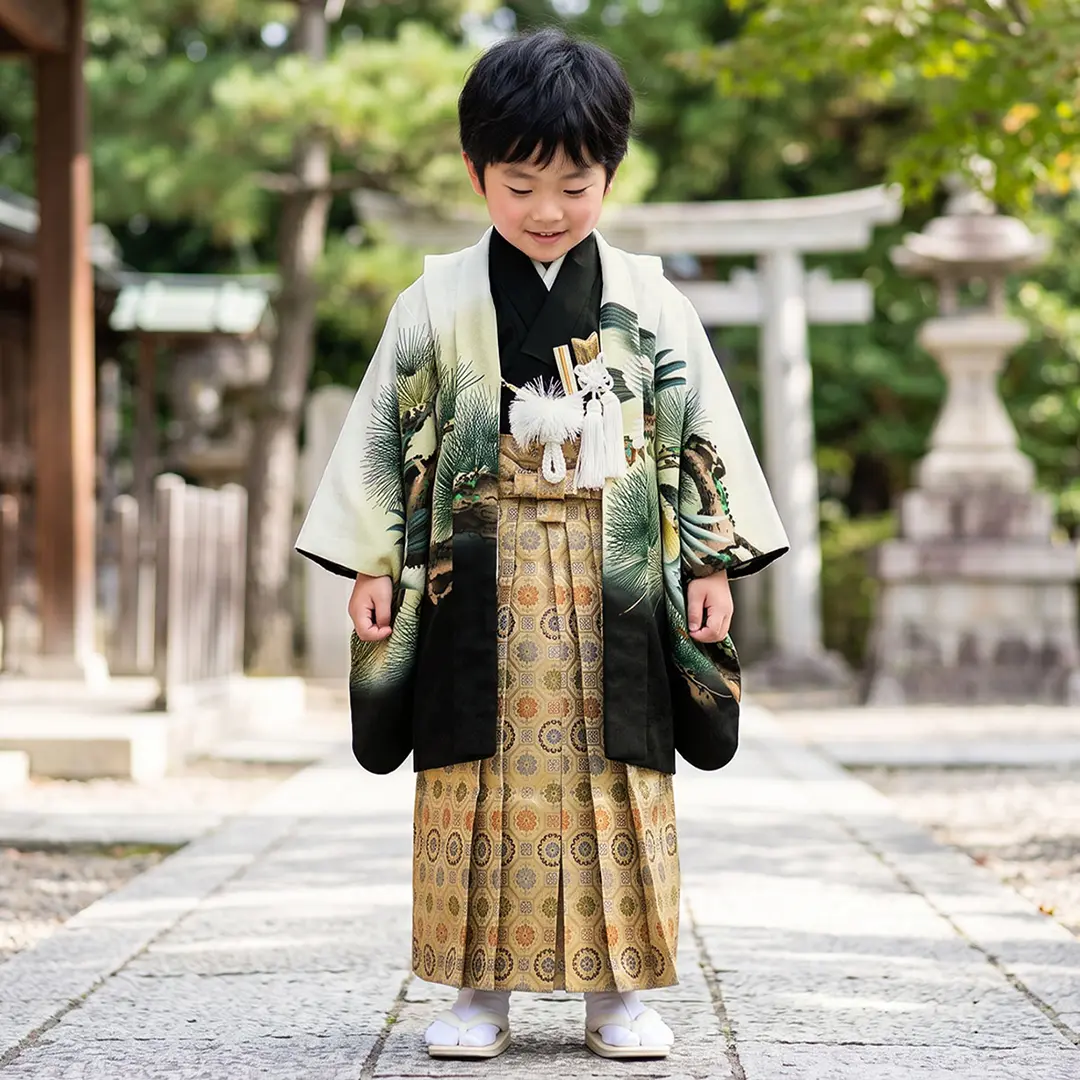 白地に六羽の鷹、金襴の袴／小さめサイズ／七五三・五歳男の子・袴／着用イメージ