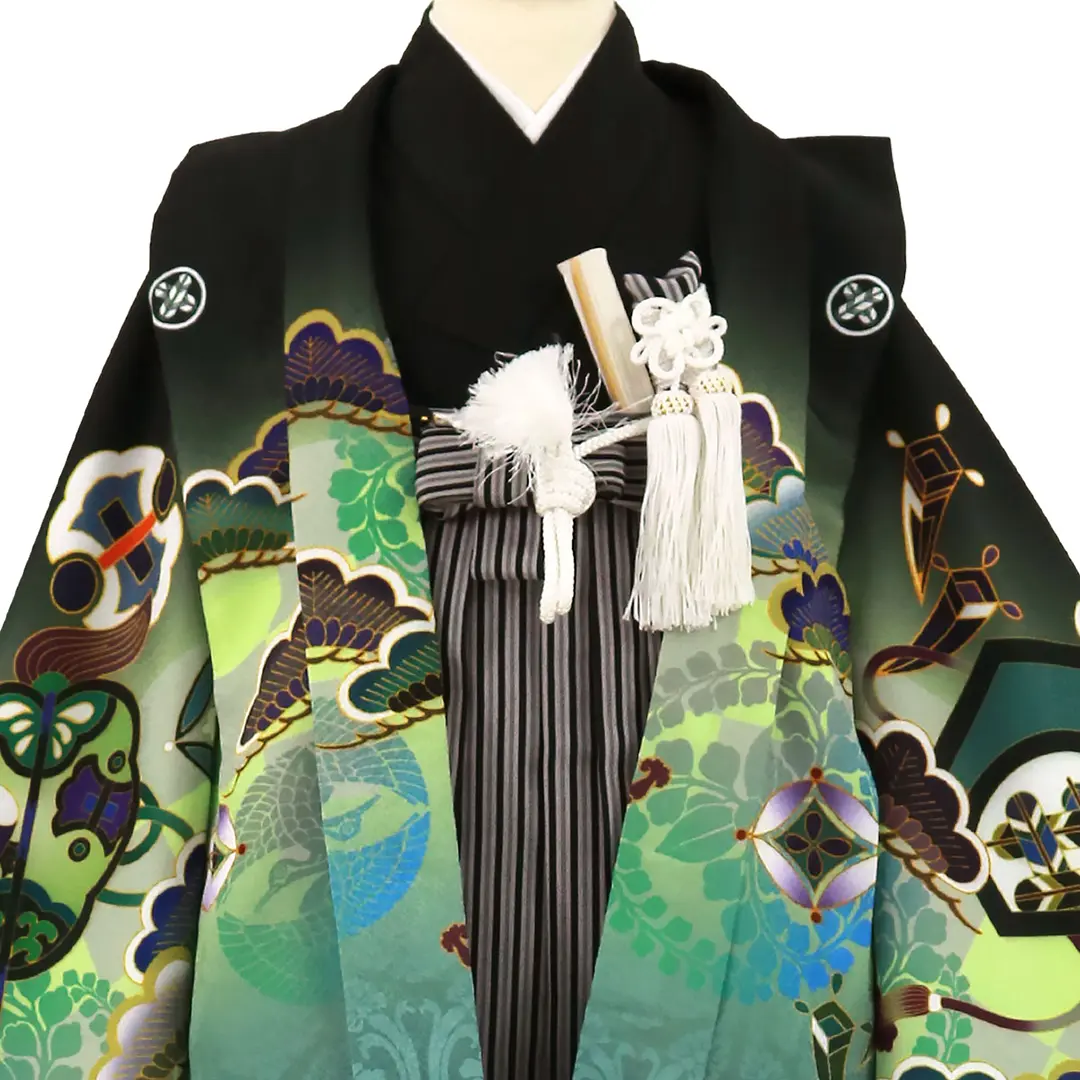 黒地に兜と紋付、黒縞の袴／小さめサイズ／七五三・五歳男の子・袴／衿元詳細