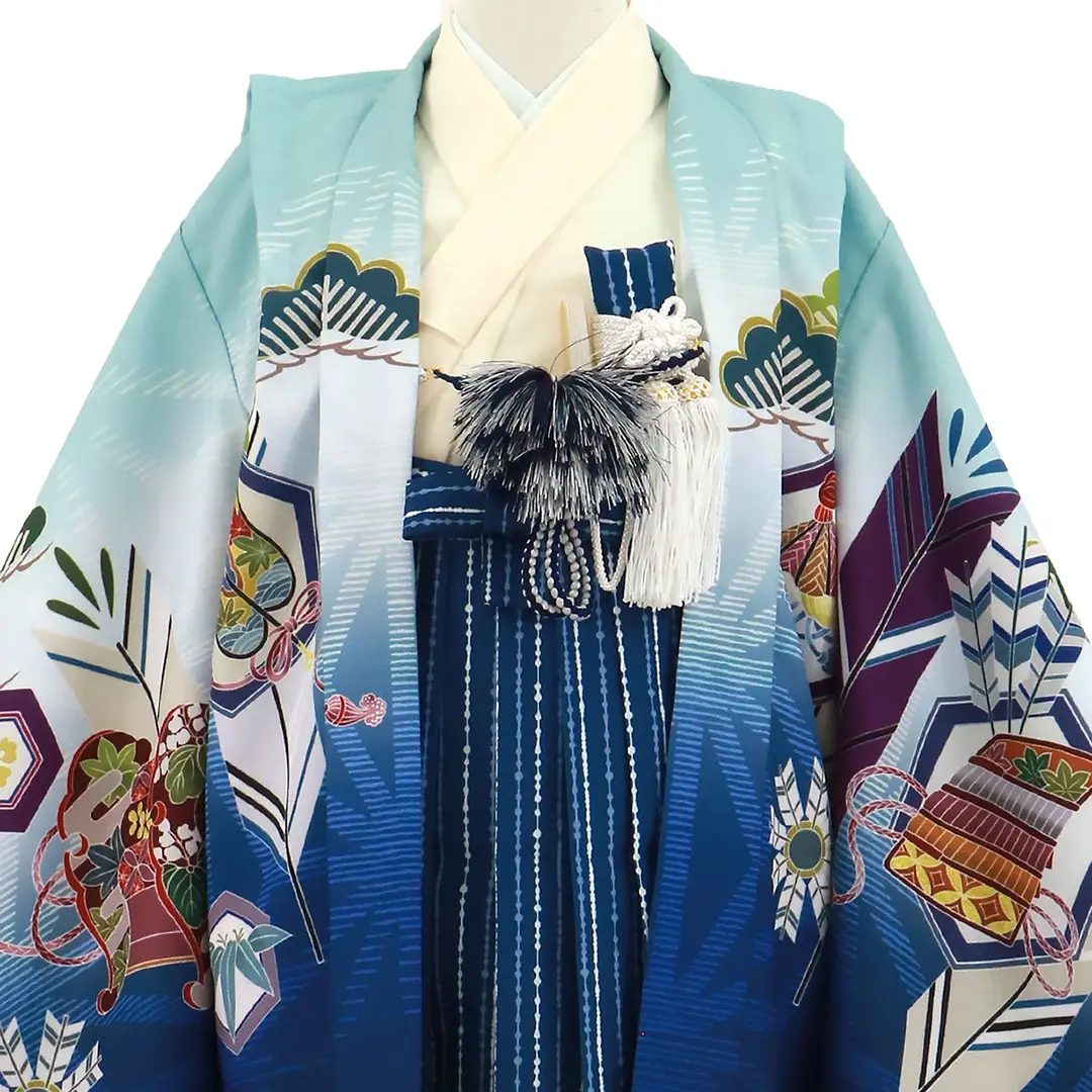 水色地に兜と矢羽根、紺の袴／小さめサイズ／七五三・五歳男の子・袴／衿元詳細