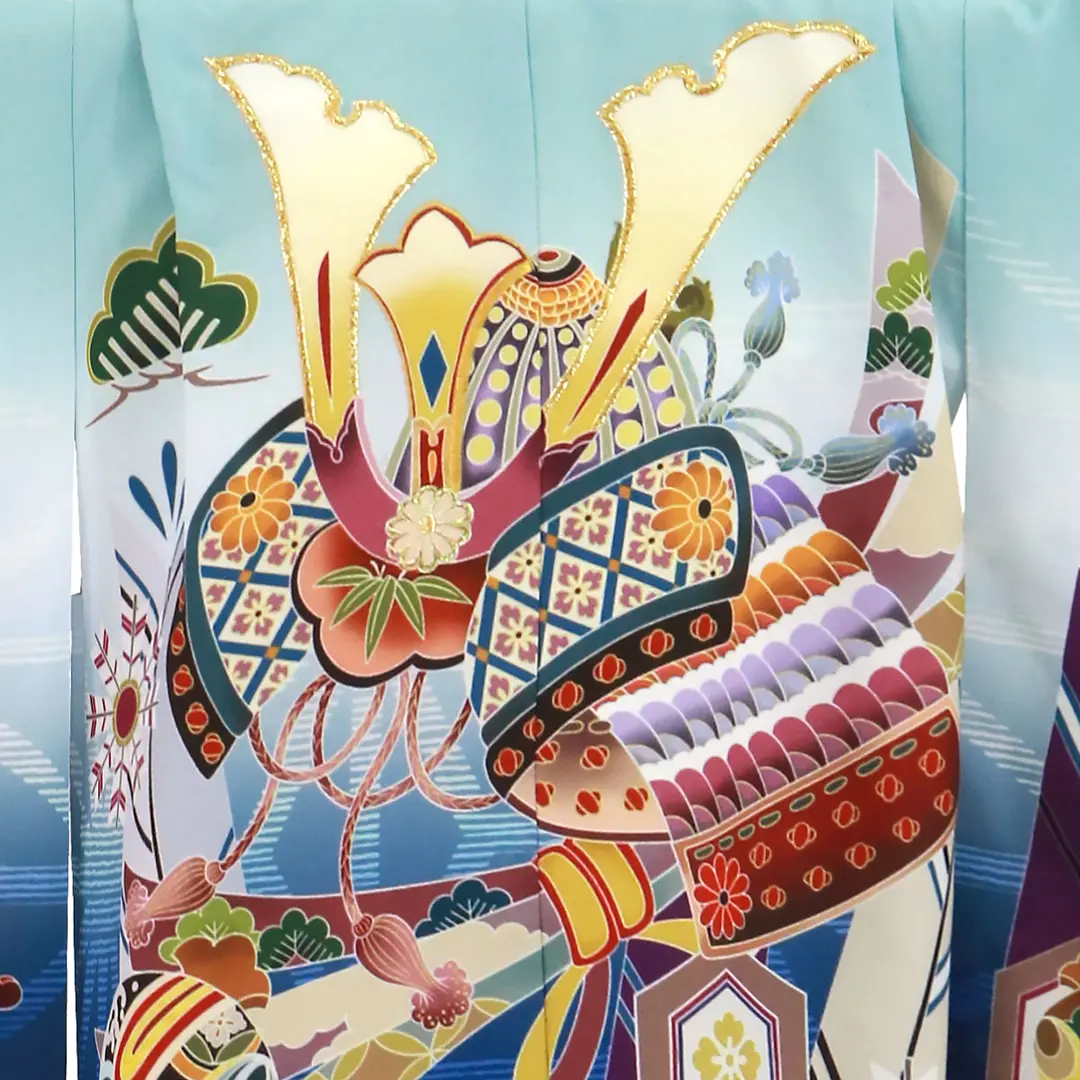 水色地に兜と矢羽根、紺の袴／小さめサイズ／七五三・五歳男の子・袴／背中の柄詳細