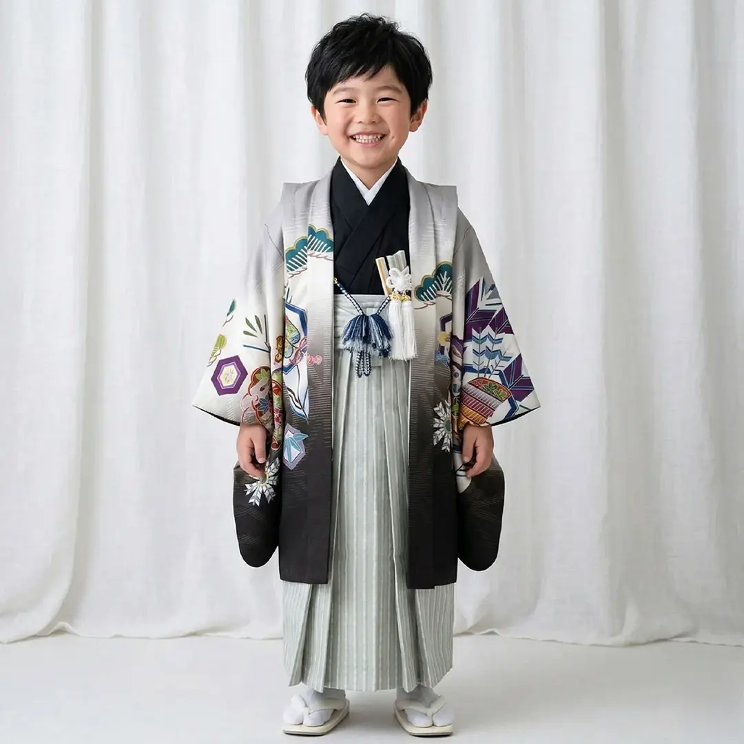 グレー地に兜と矢羽根、薄グレーの袴／小さめサイズ／七五三・五歳男の子・袴／着用イメージ