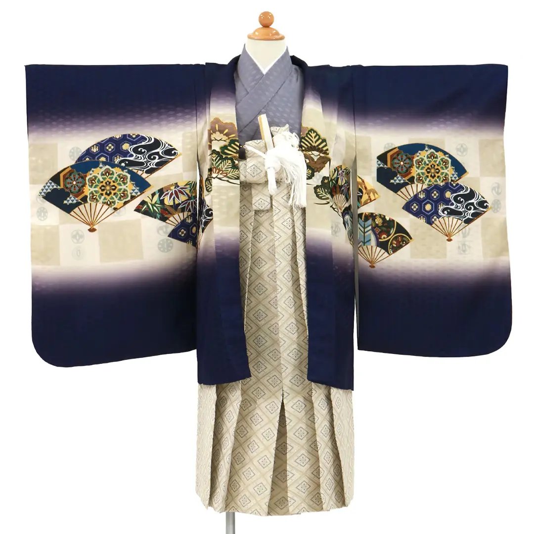 紺地に鷹と市松に扇、白グレーの袴／七五三・五歳男の子・袴／羽織の柄