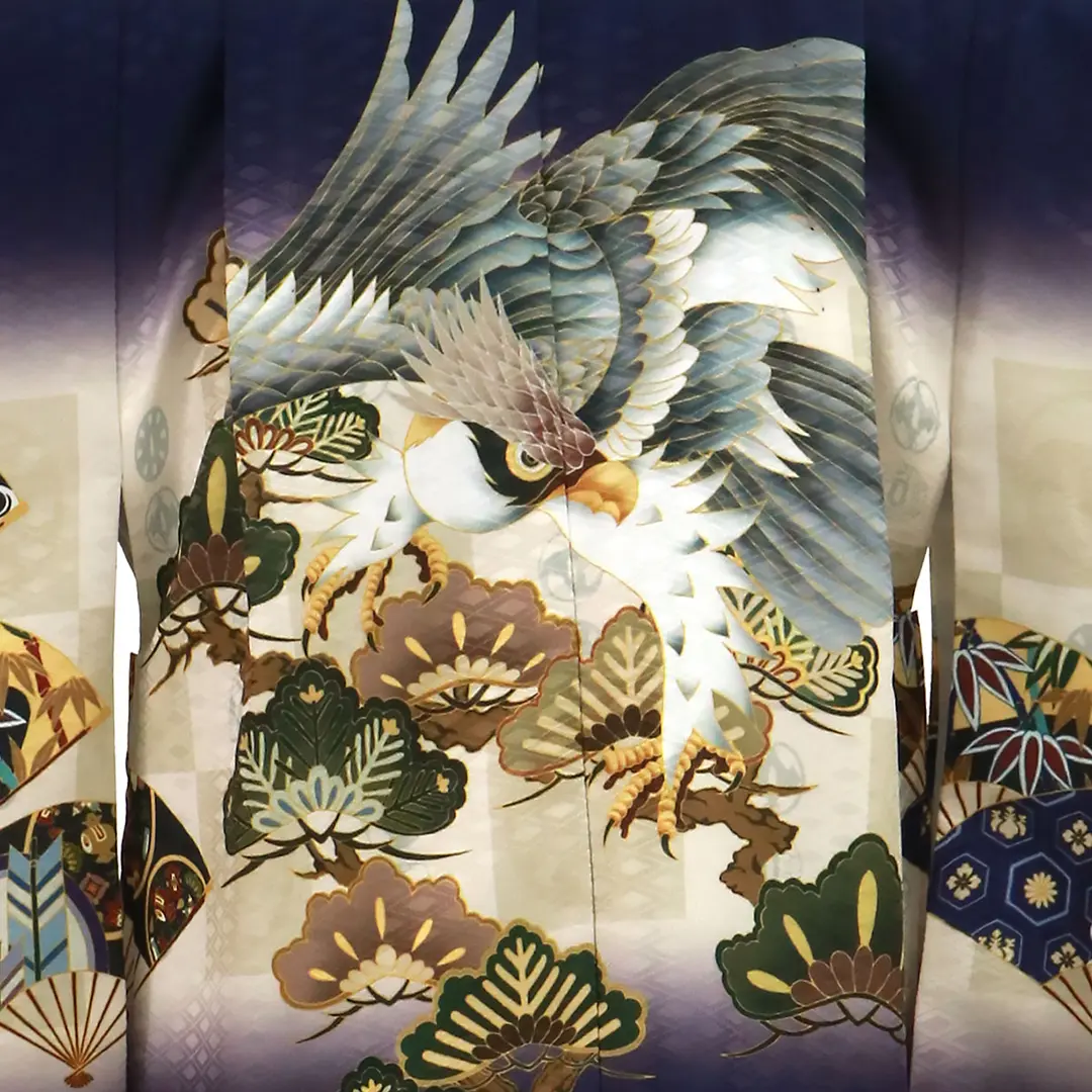 紺地に鷹と市松に扇、白グレーの袴／七五三・五歳男の子・袴／背中の柄詳細