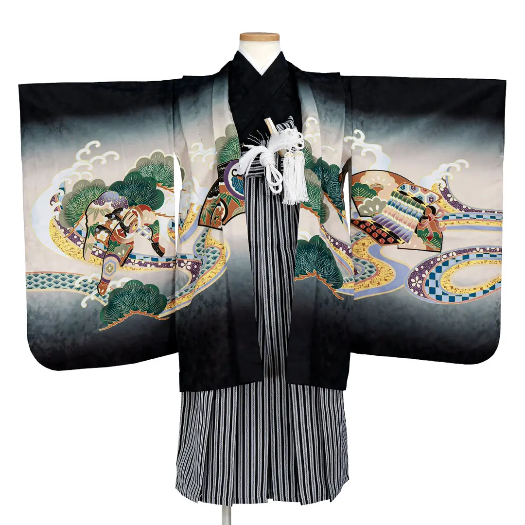 黒地に鷹や兜、黒縞の袴／七五三・五歳男の子・袴／羽織の柄