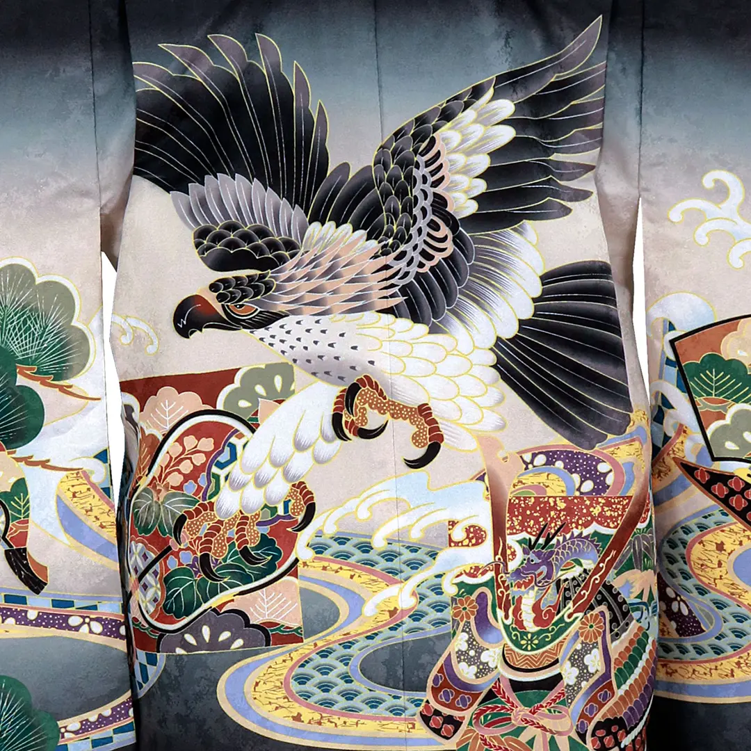 黒地に鷹や兜、黒縞の袴／七五三・五歳男の子・袴／背中の柄詳細