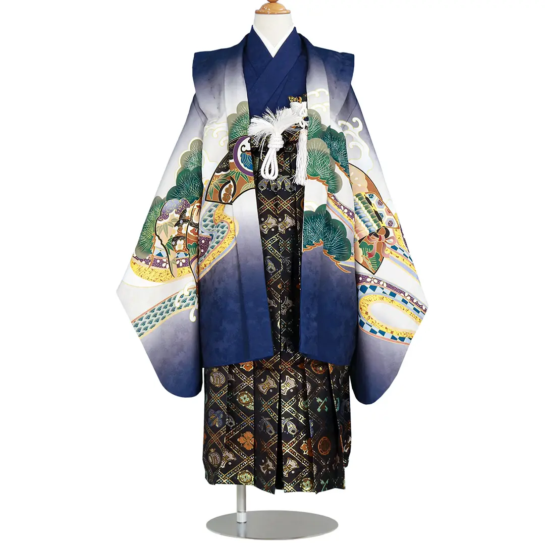 紺地に鷹や兜、黒の袴／七五三・五歳男の子・袴／正面