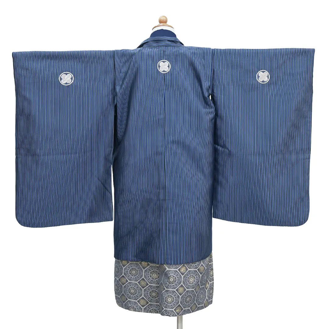 紺縞に白の紋付、藍鼠の袴／七五三・五歳男の子・袴 背中