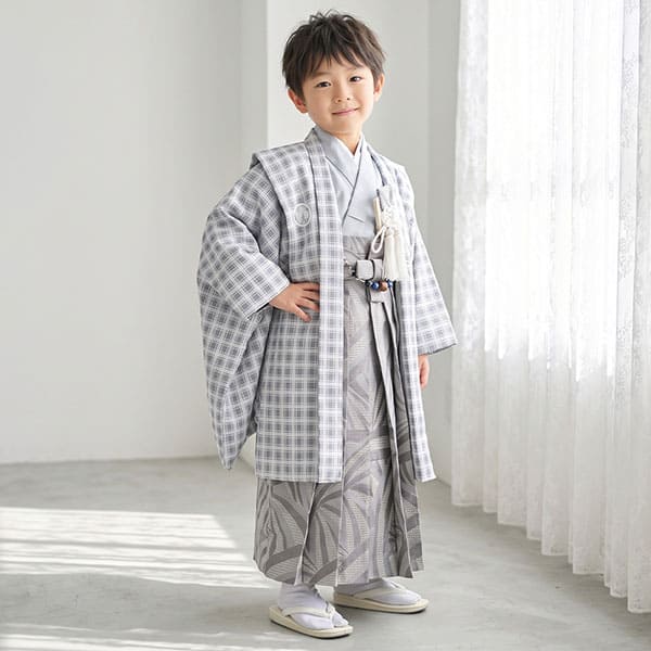 チェック柄に白の紋付、グレーの袴／七五三・五歳男の子・袴 | 宅配