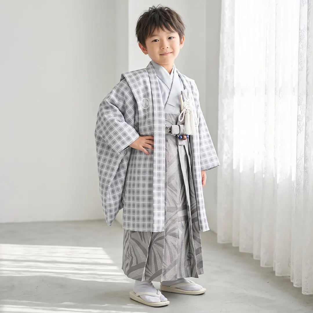 チェック柄に白の紋付、グレーの袴／七五三・五歳男の子・袴 | 宅配