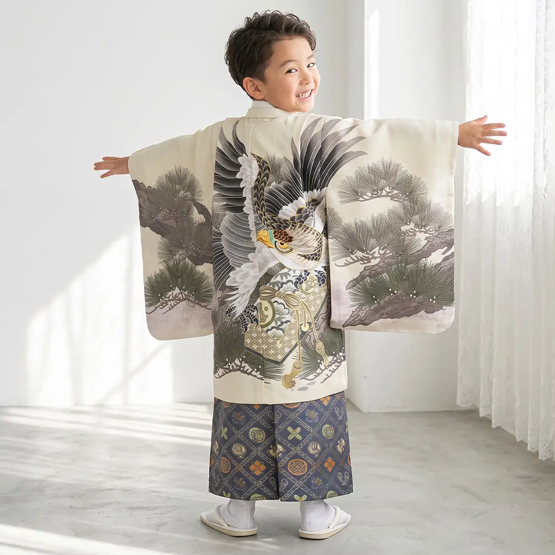 アイボリー地に松と鷹、深灰の袴／七五三・五歳男の子・袴／着用イメージ
