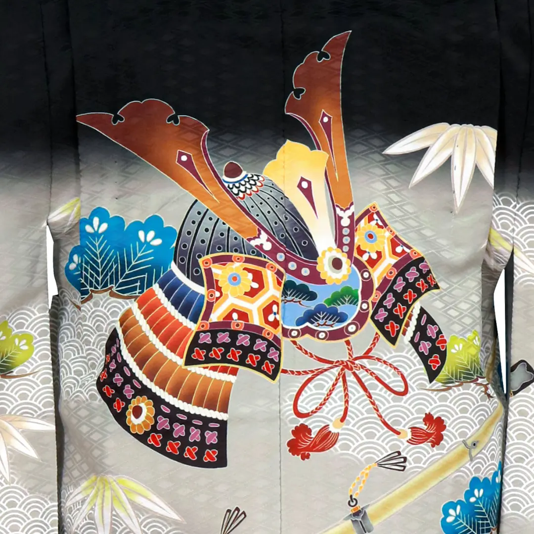 黒地に太刀と兜、藍鼠の袴／七五三・五歳男の子・袴 柄詳細