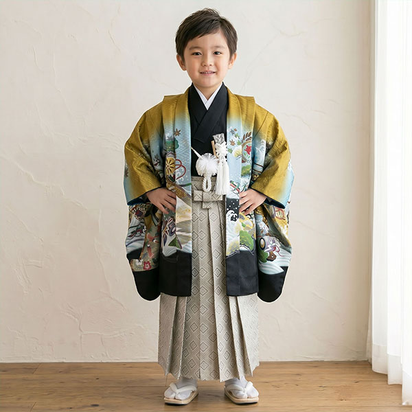 黄唐茶地に鷹や兜、白グレーの袴／小さめサイズ／七五三・五歳男の子・袴