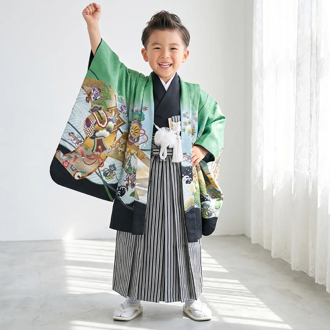 緑地に鷹や兜、黒縞の袴／小さめサイズ／七五三・五歳男の子・袴