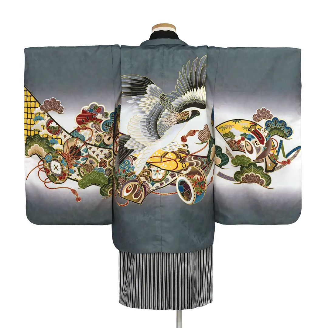 灰色地に鷹と太鼓、黒縞の袴／七五三・五歳男の子・袴／背中