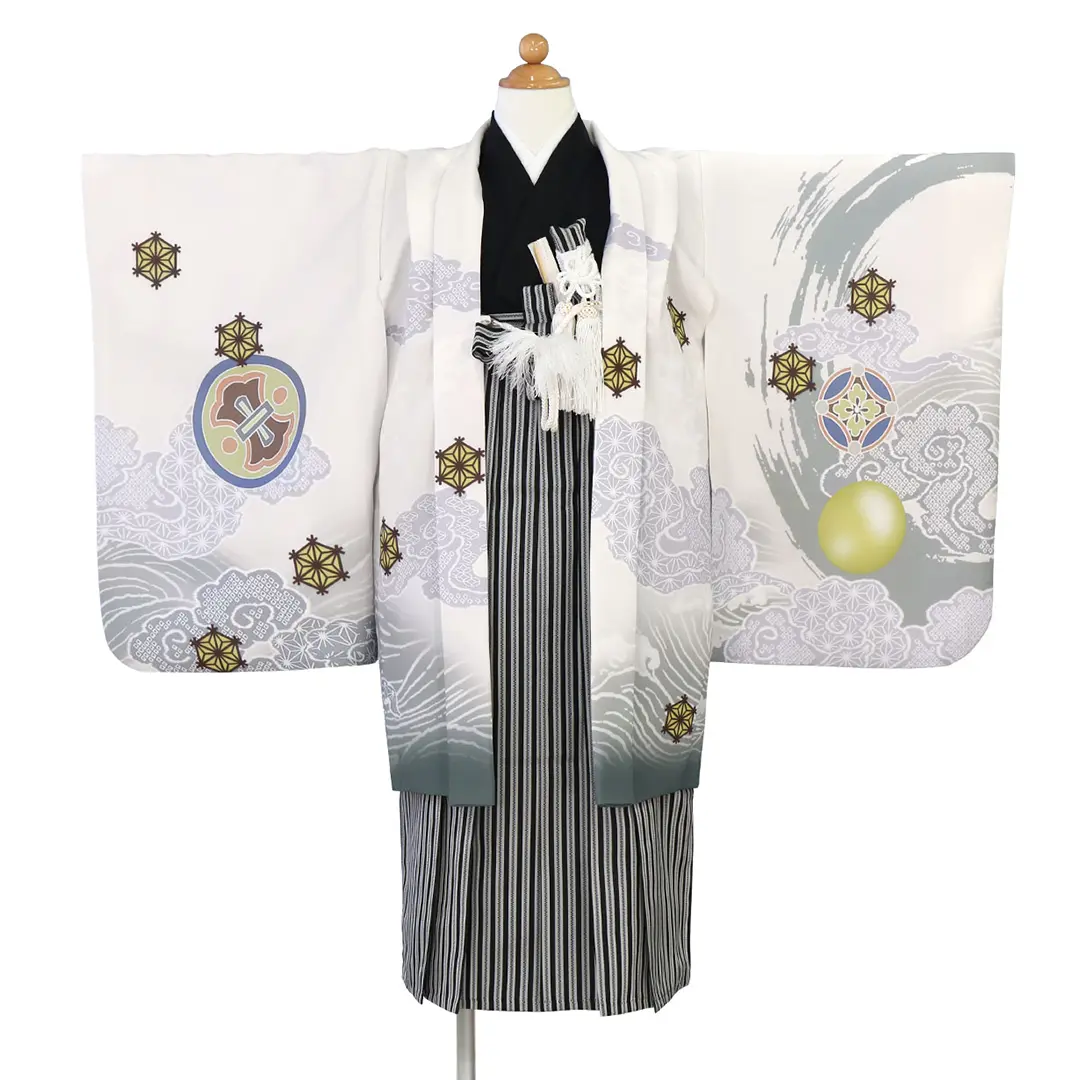 白地に雲龍と丸紋、黒縞の袴／七五三・五歳男の子・袴／羽織の柄