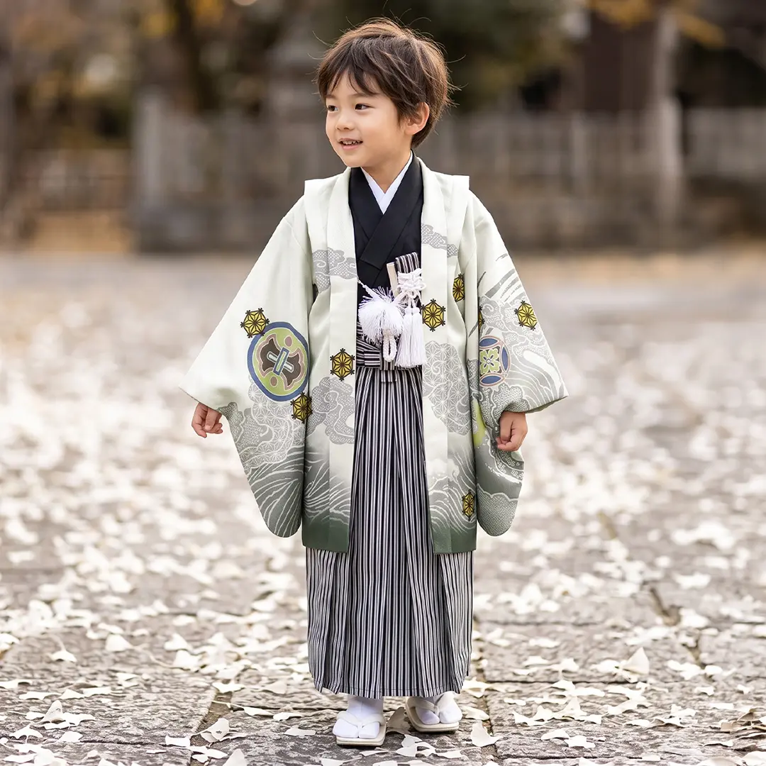白地に兜と丸紋、黒縞の袴／七五三・五歳男の子・袴／着用イメージ