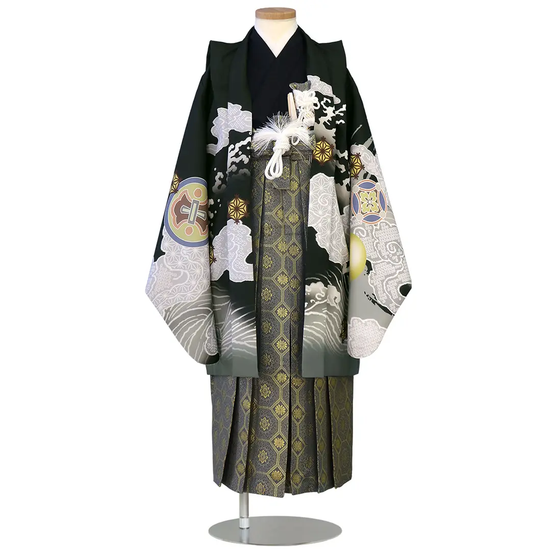 黒地に兜と丸紋、藍鼠の袴／七五三・五歳男の子・袴／正面