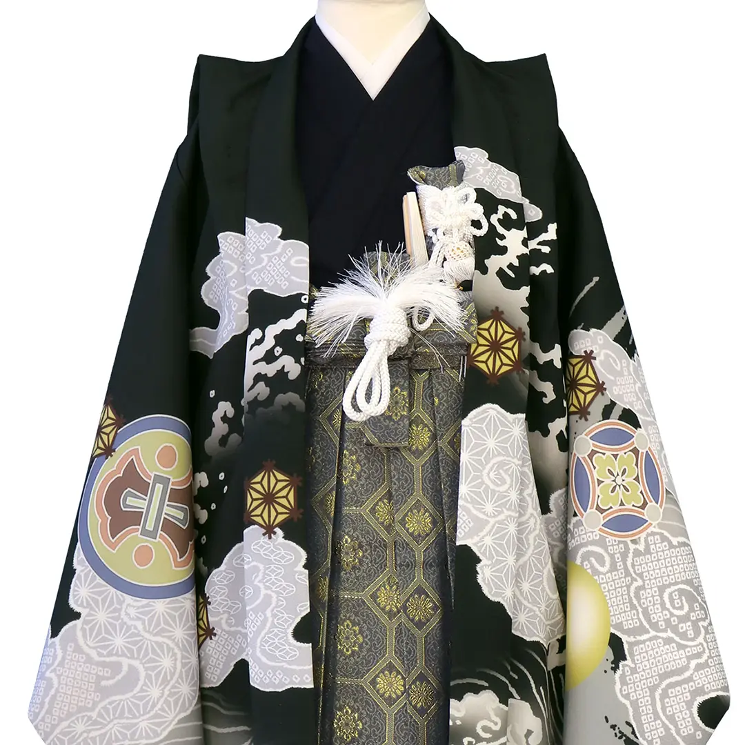 黒地に兜と丸紋、藍鼠の袴／七五三・五歳男の子・袴／衿元詳細