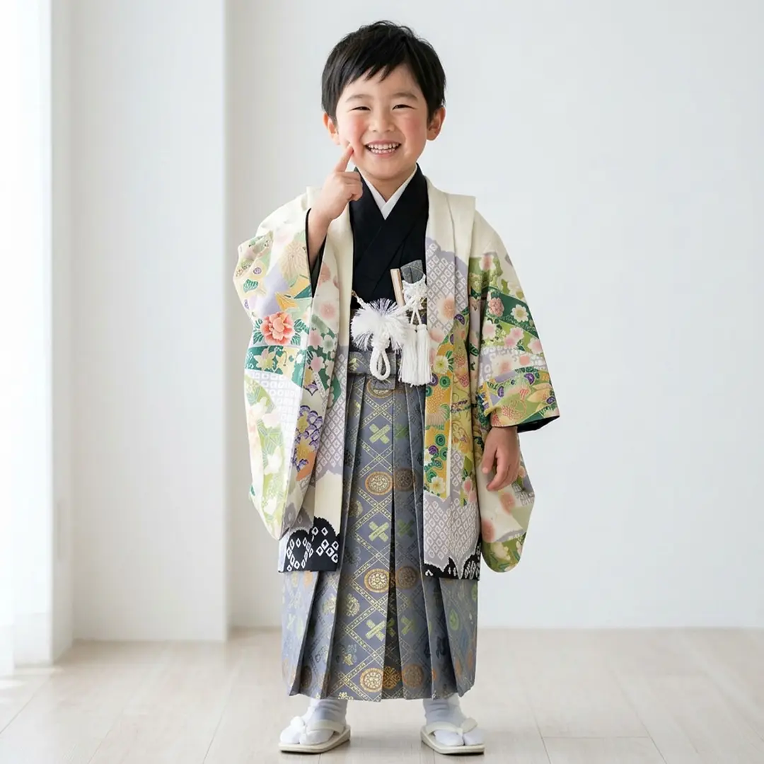 アイボリー地に兜と束ね熨斗、深灰の袴／七五三・五歳男の子・袴／着用イメージ