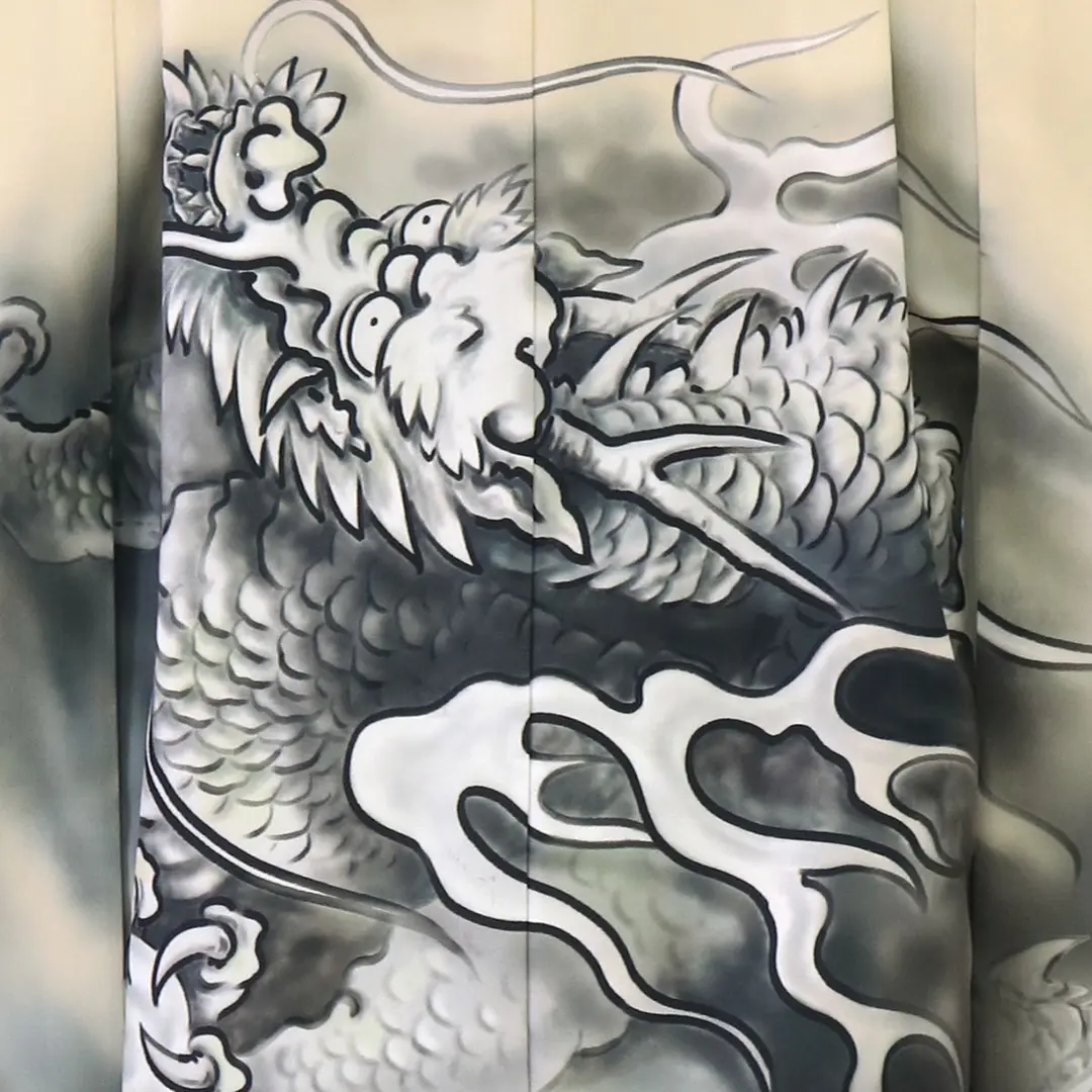 アイボリー地に水墨画風雲龍図、藍鼠の袴／七五三・五歳男の子・袴／背中の柄詳細