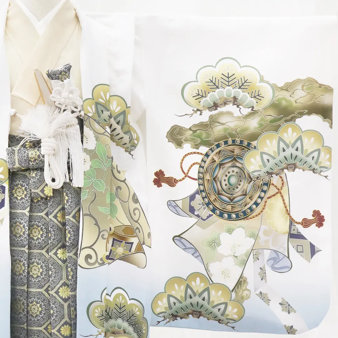 白地に兜と三種の神器、藍鼠の袴／小さめサイズ／七五三・五歳男の子・袴